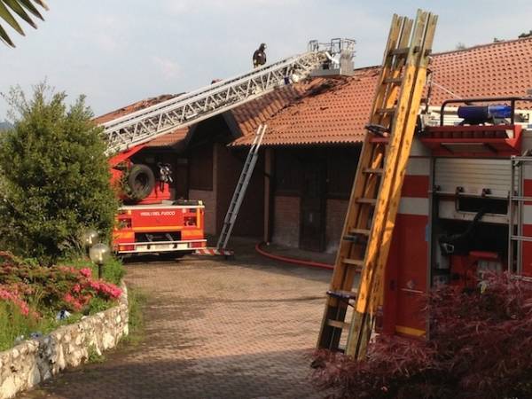 Brucia la stalla cavalli in salvo (inserita in galleria)