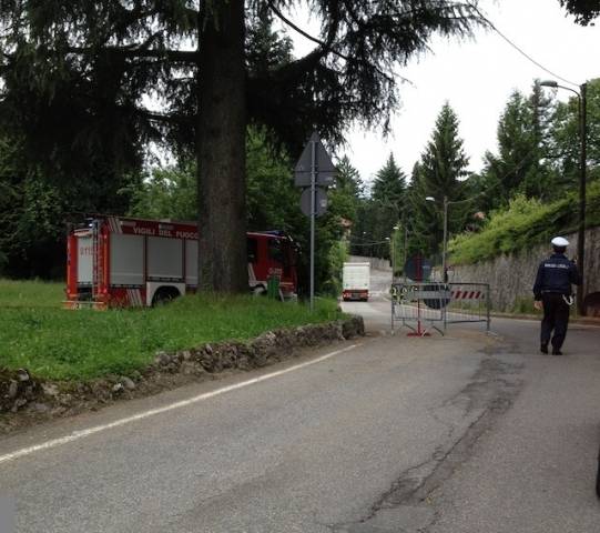 Il camion bloccato in via Mulini Grassi (inserita in galleria)