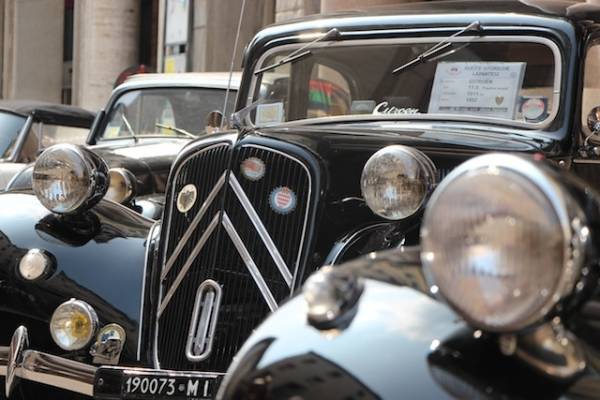 Ferrari e Alfa Romeo d'epoca in centro a Varese (inserita in galleria)