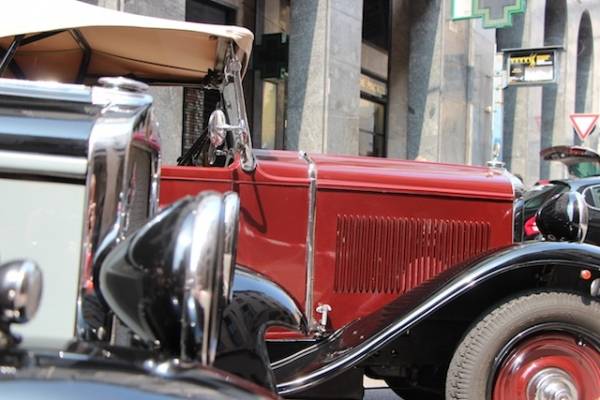 Ferrari e Alfa Romeo d'epoca in centro a Varese (inserita in galleria)