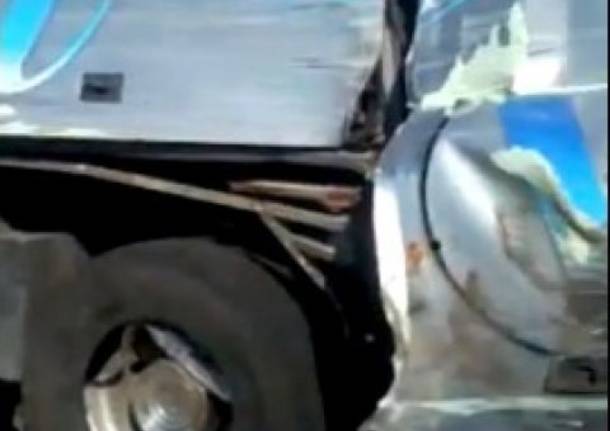 Il video del bus travolto da un Tir in Calabria