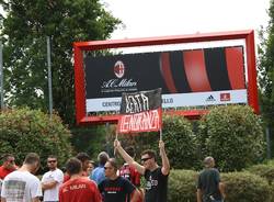 Tifosi del Milan a Milanello (inserita in galleria)