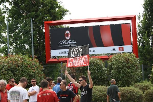 Tifosi del Milan a Milanello (inserita in galleria)