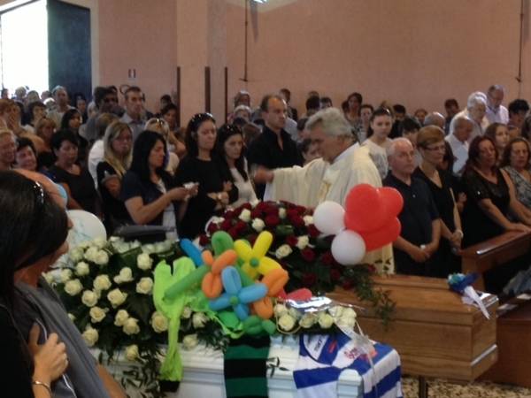 I funerali di Antonella e Giosuè (inserita in galleria)