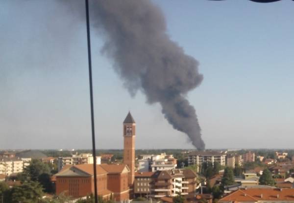 Incendio ditta Villa Cortese, le foto dei lettori (inserita in galleria)