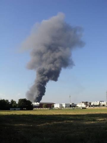 Incendio ditta Villa Cortese, le foto dei lettori (inserita in galleria)