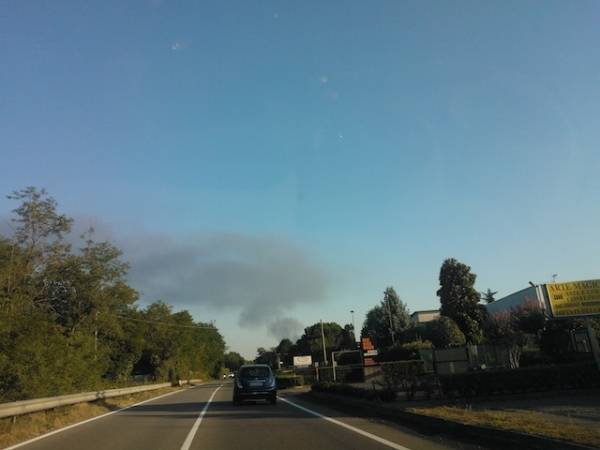 Incendio ditta Villa Cortese, le foto dei lettori (inserita in galleria)