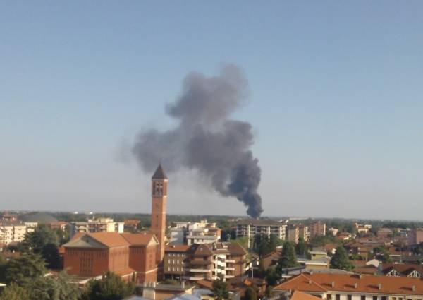 Incendio ditta Villa Cortese, le foto dei lettori (inserita in galleria)