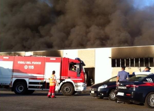 Incendio in una ditta di materie plastiche  (inserita in galleria)