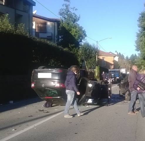 Auto Si Ribalta A Masnago - VareseNews - Foto