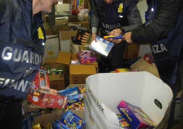 fuochi d'artificio busto arsizio sequestro guardia di finanza