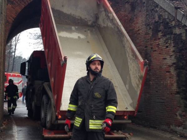 Camion incastrato sotto il ponte della ferrovia (inserita in galleria)