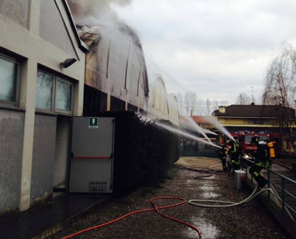 Incendio in una ditta a Vanzaghello (inserita in galleria)