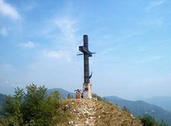 La Croce illuminata sul Poncione (inserita in galleria)