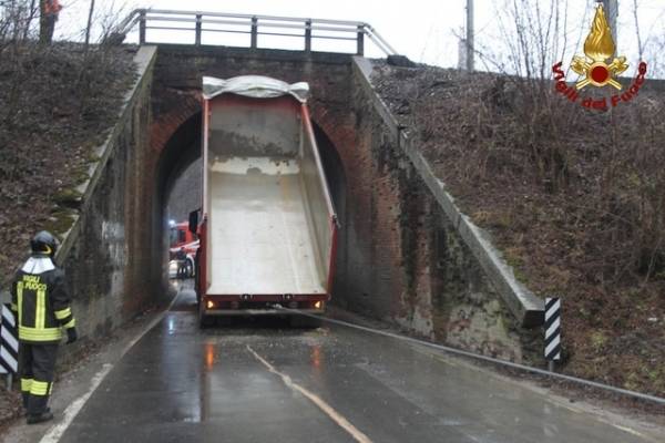 Ponte di Somma, il camion rimosso (inserita in galleria)