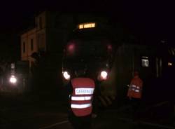 Sbarre aperte al passaggio a livello, traffico ferroviario bloccato nella notte (inserita in galleria)