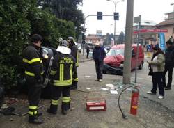 Si ribalta con l'auto in viale Lombardia (inserita in galleria)