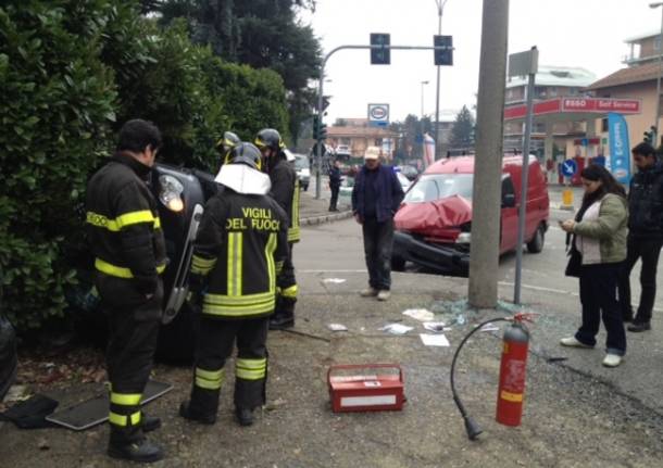 Si Ribalta Con L'auto In Viale Lombardia - VareseNews - Foto