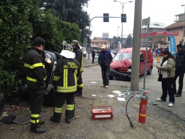 Si ribalta con l'auto in viale Lombardia (inserita in galleria)