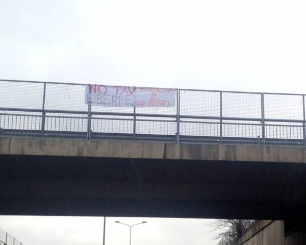 Striscioni No Tav in superstrada (inserita in galleria)