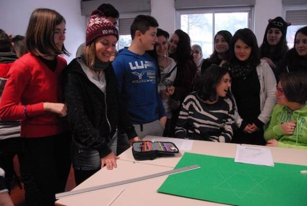 Studenti contro lo sterminio delle minoranze (inserita in galleria)