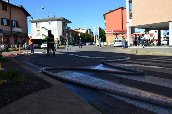 Incendio in un gommista a Busto Arsizio (inserita in galleria)