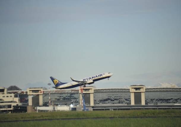 Malpensa, partito alle 6.15 il primo volo trasferito da Orio al Serio (inserita in galleria)