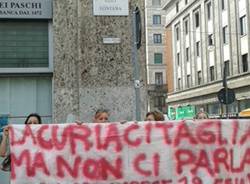 Protesta davanti alla Curia di Milano (inserita in galleria)