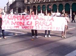 Protesta davanti alla Curia di Milano (inserita in galleria)