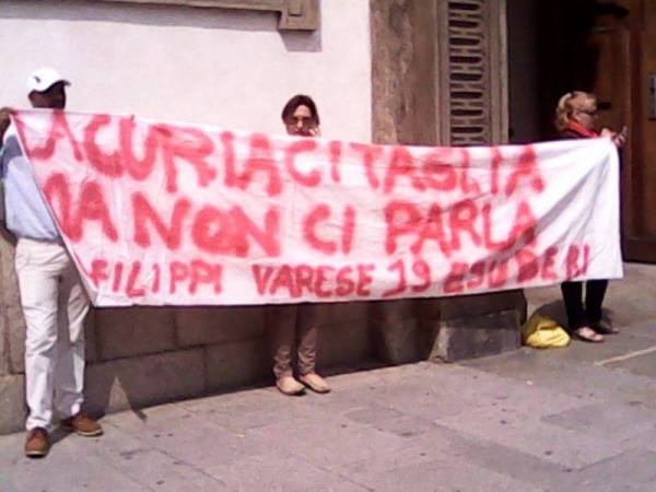 Protesta davanti alla Curia di Milano (inserita in galleria)