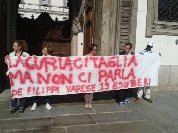 Protesta davanti alla Curia di Milano (inserita in galleria)