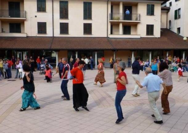 Pizzica in piazza a Tradate (inserita in galleria)