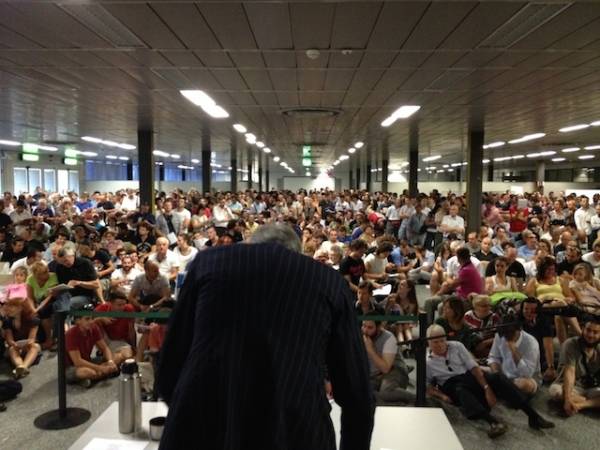 Un folla ordinata per l'asta di Malpensa (inserita in galleria)