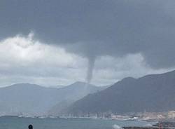 La tromba d'aria sulla spiaggia di Lavagna (inserita in galleria)