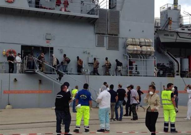 Lo sbarco dei migranti a Reggio Calabria (inserita in galleria)