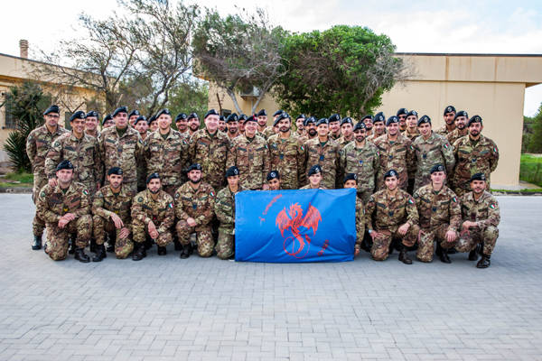 I militari Nato aiutano i migranti (inserita in galleria)