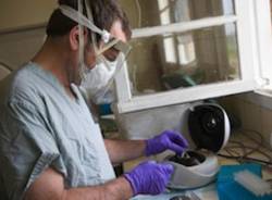 medico screening ricerca provette ebola