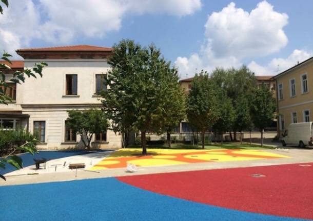 Nuova vita (a colori) per il cortile della scuola elementare (inserita in galleria)