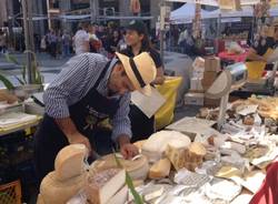 Il mercato di Agrivarese in centro (inserita in galleria)