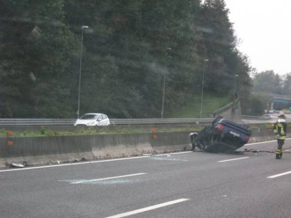 Auto ribaltata sulla A26, muore 35enne (inserita in galleria)