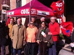 Gazebo Cgil in vista della manifestazione di Roma (inserita in galleria)