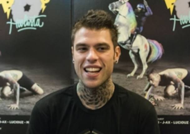 In mille per Fedez alla Casa del Disco  (inserita in galleria)