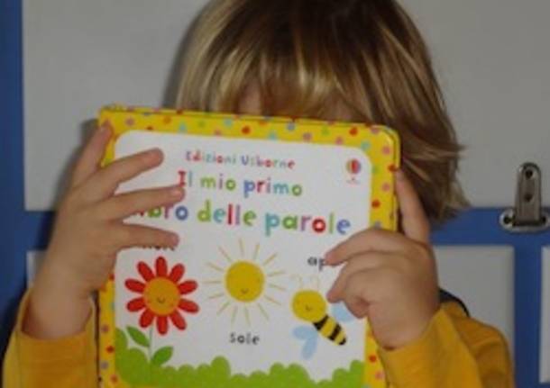 libro scuola bambino selfie  maestra