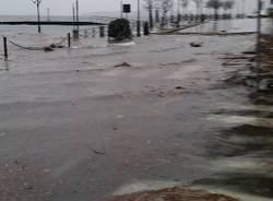 Il lago esonda a Laveno Mombello (inserita in galleria)