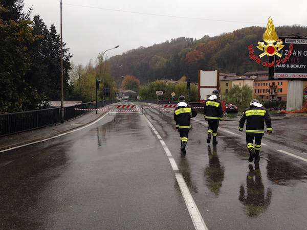 La chiusura del ponte sul Tresa a Luino (inserita in galleria)