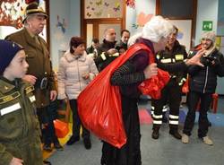 La befana visita i bambini ricoverati all'ospedale Del Ponte  (inserita in galleria)