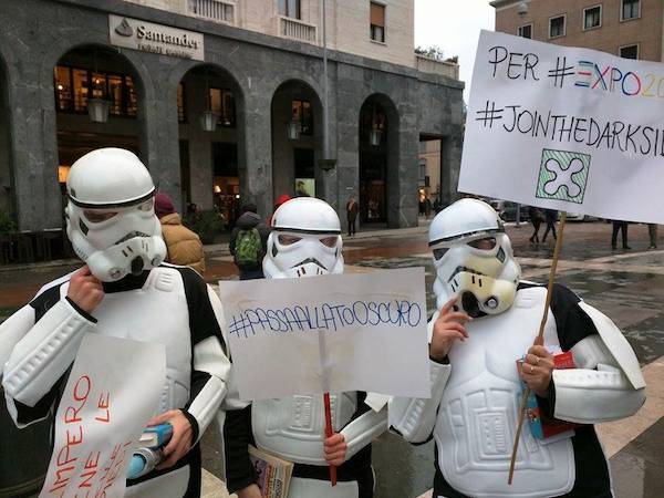 I "soldati" di Guerre Stellari protestano contro le "Sentinelle in Piedi" (inserita in galleria)