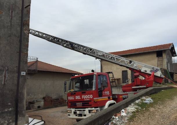 Tetto in fiamme, incendio in via Corridoni