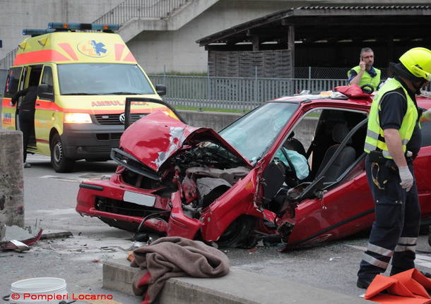 Auto contro un muro a Riazzino