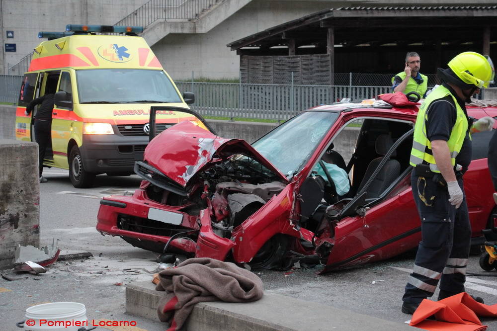 Auto contro un muro a Riazzino